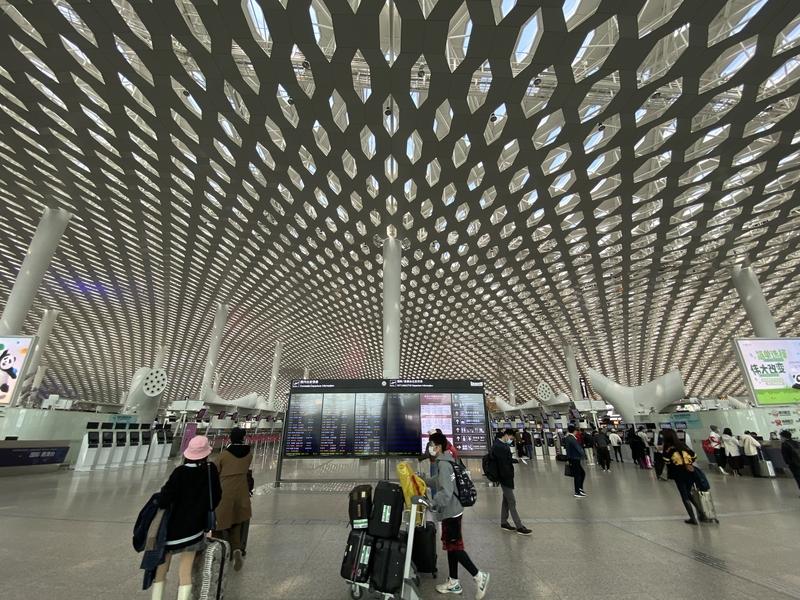 有人吐槽“宝安机场，你咋不修到北京啦”，这看似玩笑，背后却藏着深圳宝安机场的崛起