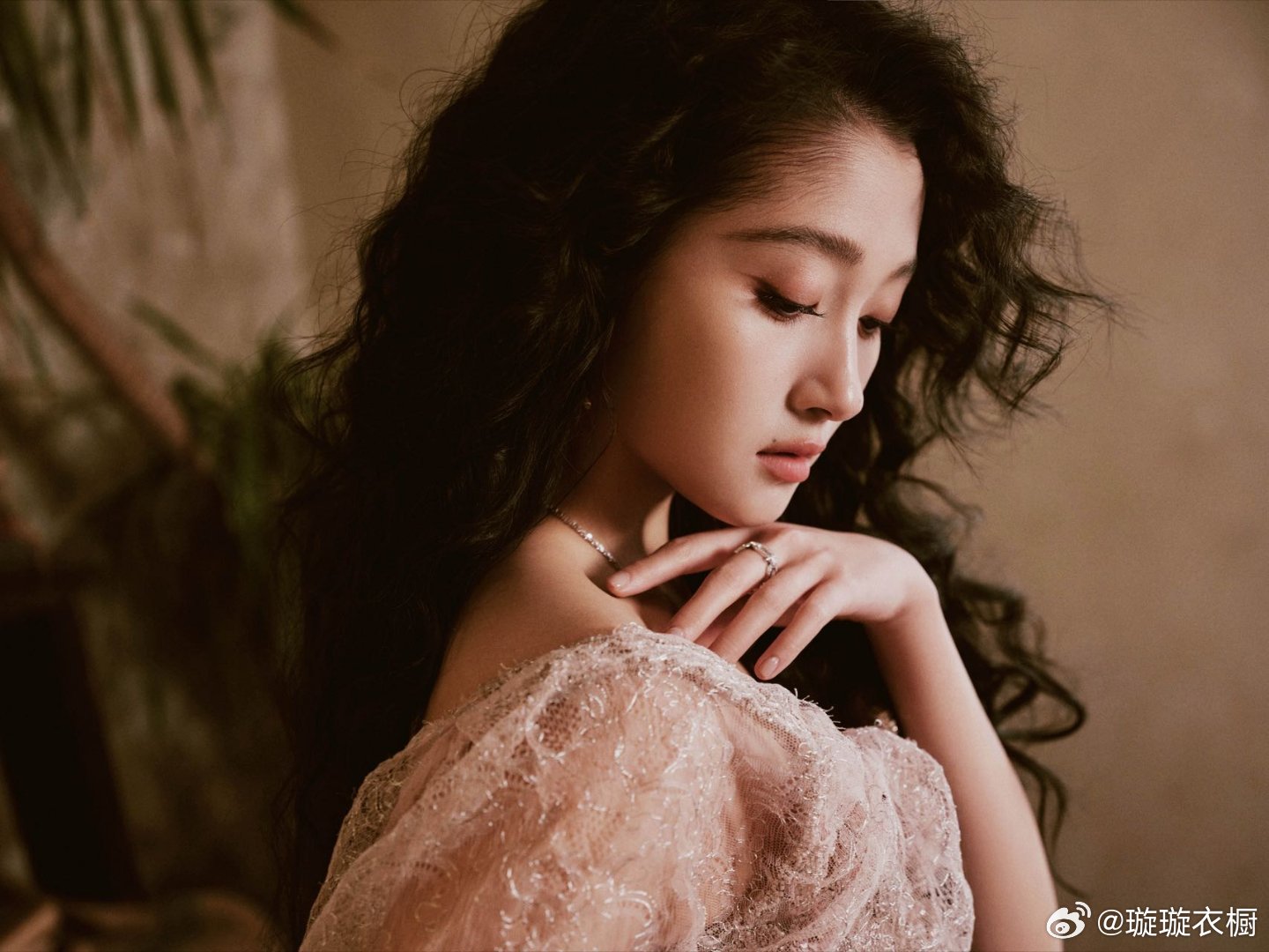 关晓彤蕾丝裙摆盛满月光，壁炉火光吻过她的发梢，慵懒与优雅在时光里共舞.咖啡香漫过