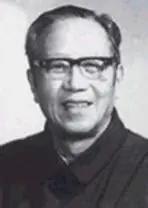 1950年，南京街头的一个地摊前，一个穿着朴素的中年人蹲了下来。他的目光定格在一