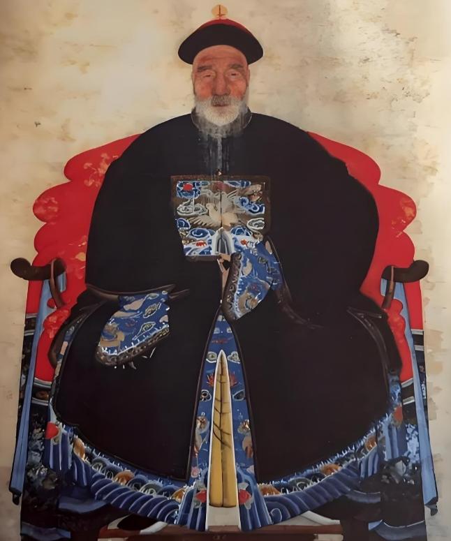 乾隆嫌考生长得丑到了自己，当场出上联羞辱：“独眼不能登金榜。”满朝大臣见状纷纷捂