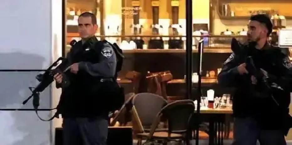 3月8日晚，以色列北部阿拉巴市一家餐厅里，市长和副市长正吃着饭，突然蒙面枪手冲进