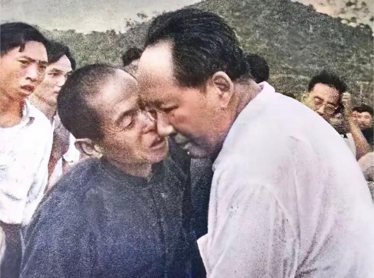 从古到今，很多人得势以后，都是向着有钱人、有权人。只有毛主席不一样，一辈子始终