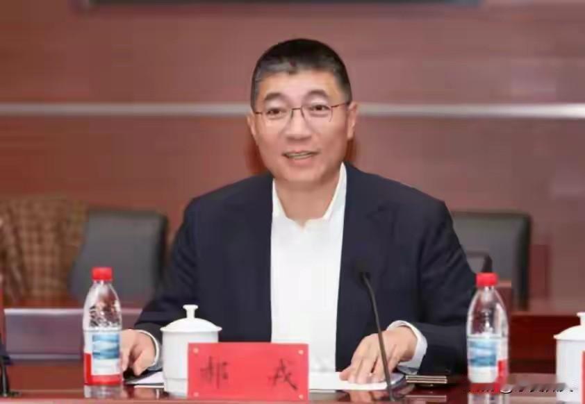 郝戎，1971年出生，内蒙古自治区包头市人，1995年毕业于中央戏剧学院。毕业