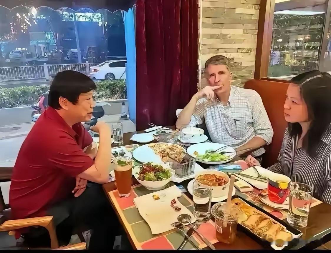 饭局疑云：从“静默潜伏”到“被唤醒”的胡某进近期，《纽约时报》驻华记者因违规