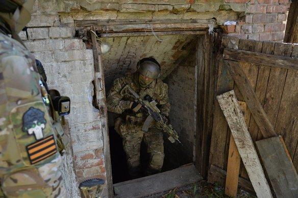 俄罗斯联邦武装部队士兵在苏梅地区发现了一个地下室，里面堆满了乌克兰武装部队士兵的