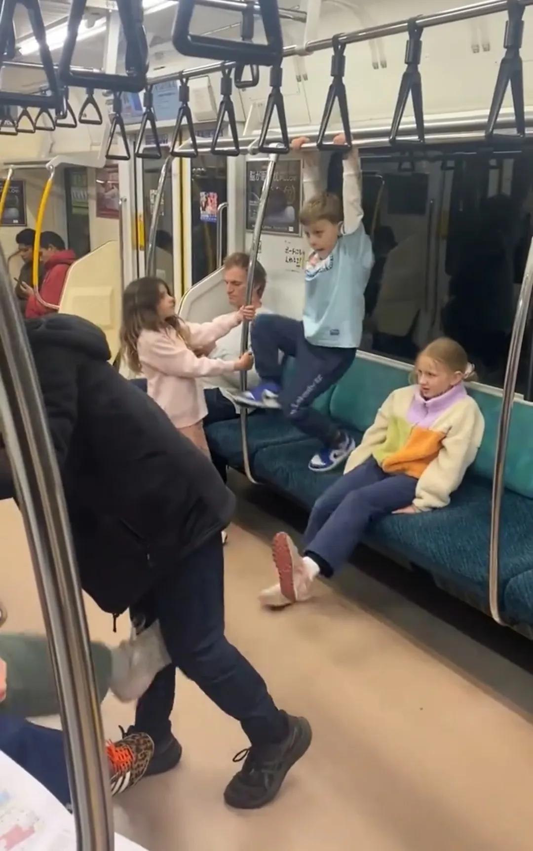 没有中国游客的日本街头依然很肮脏，但现在日本没办法向中国人身上甩锅了。面对白皮