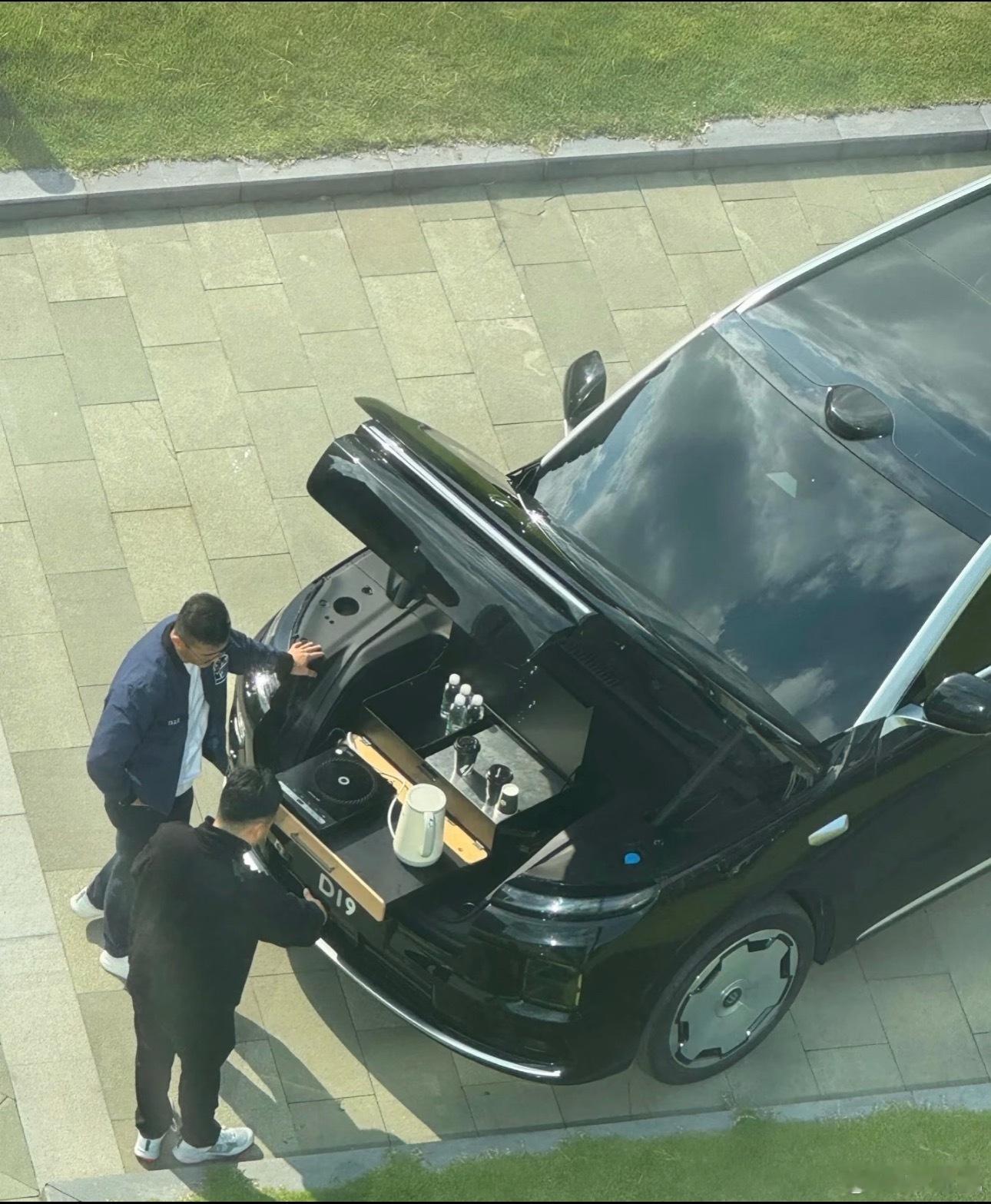 零跑D19的前备箱也来了，看起来是真大啊。电磁炉都安排上了，前面至少一个200v