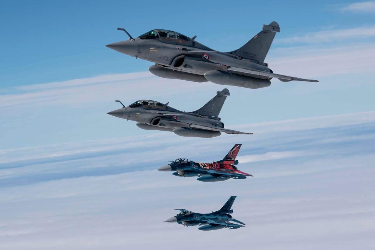 空自百里基地，法国空天军“阵风”战机和空自“F2”战机进行联合演练。
