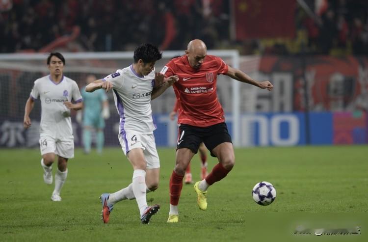 200万欧元，成都蓉城新赛季的“腰”定了。茹萨从巴西国际转会而来，年薪120