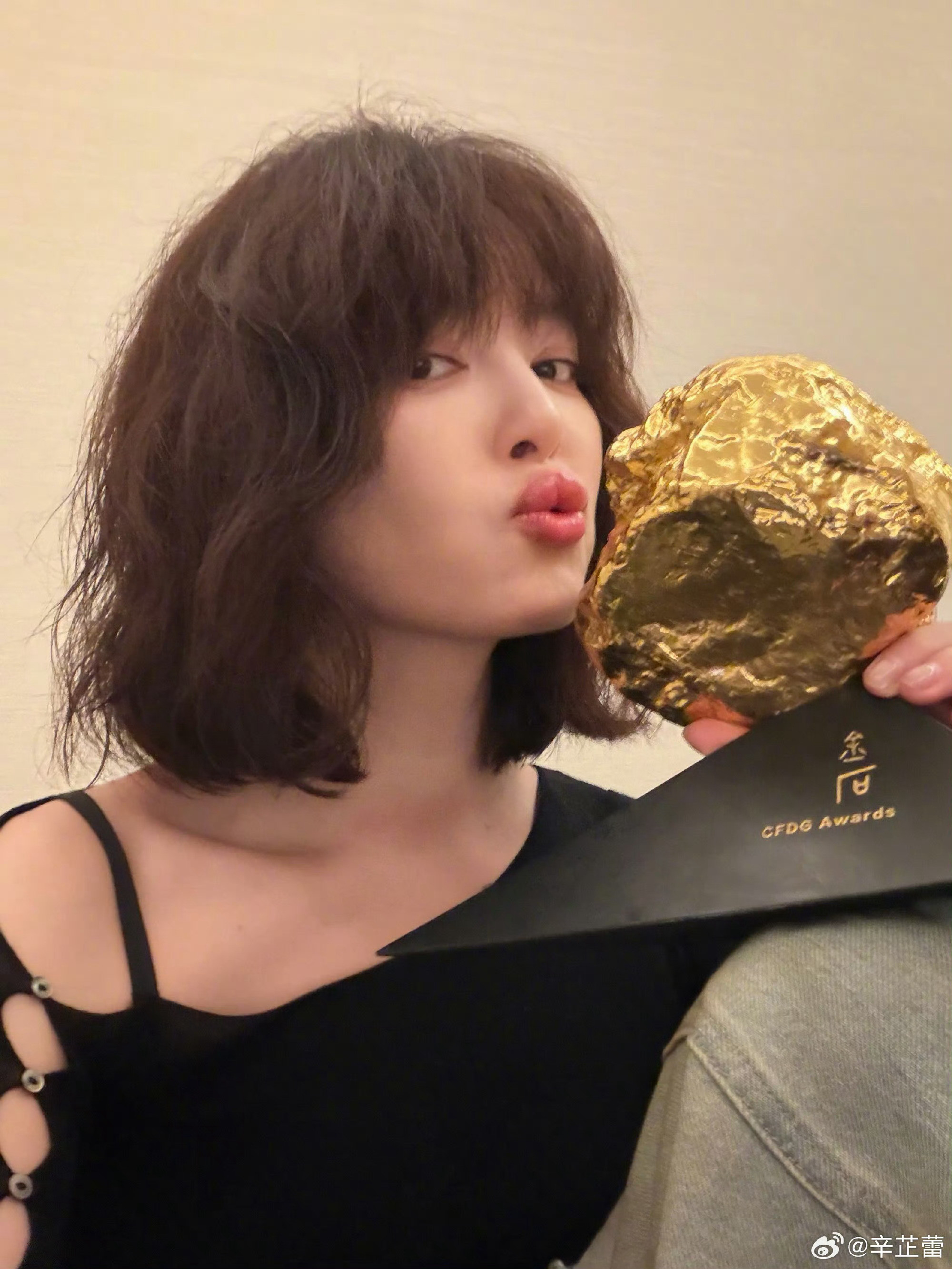 辛芷蕾亲吻导协年度女演员奖杯！🏆接蕾姐事业运！