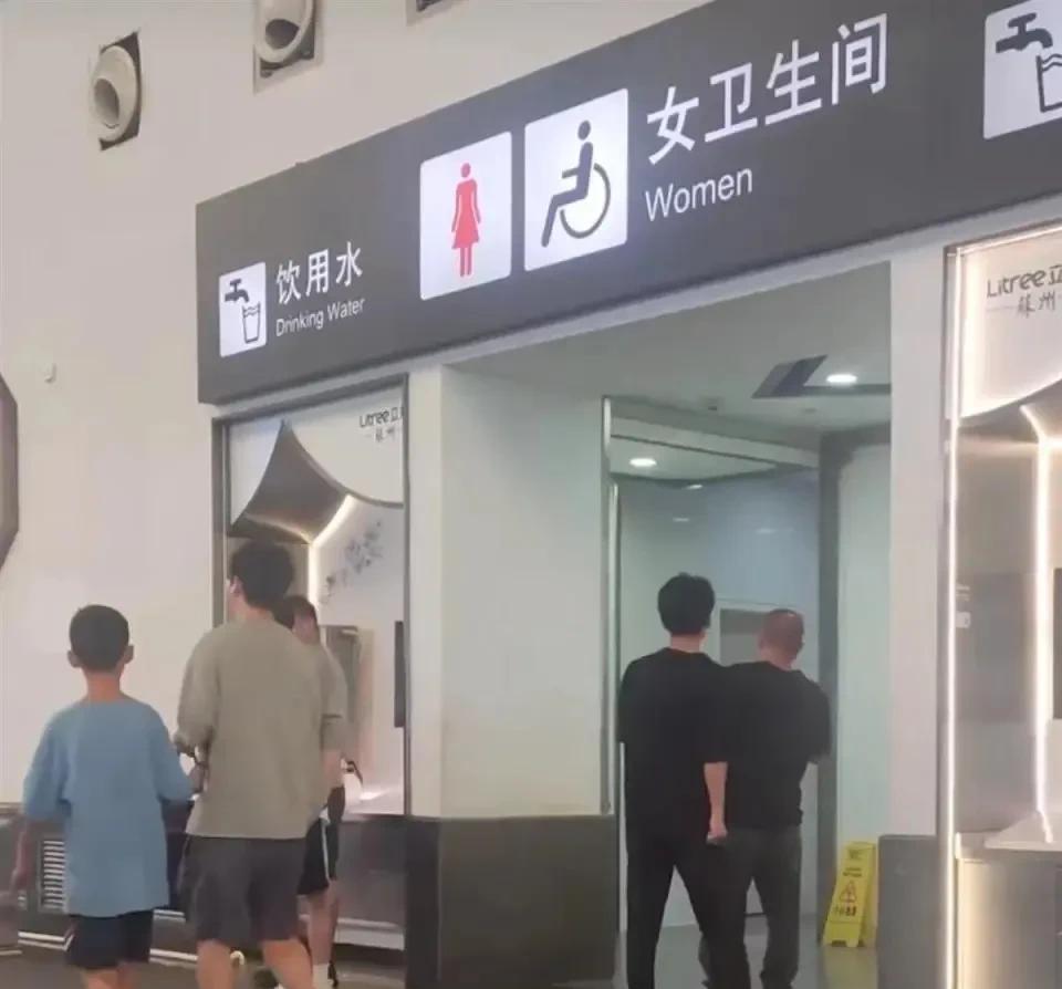 最近，苏州火车站女厕标识的事儿在网上吵得挺热闹。有人发视频说这标识设计得太容易让