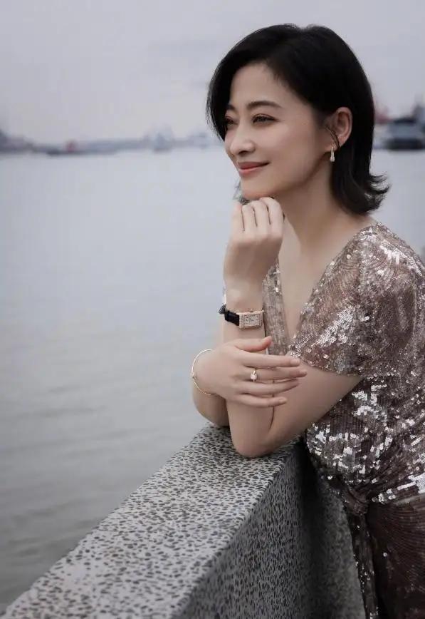 50岁的梅婷还是那么优雅漂亮，气质不减当年。