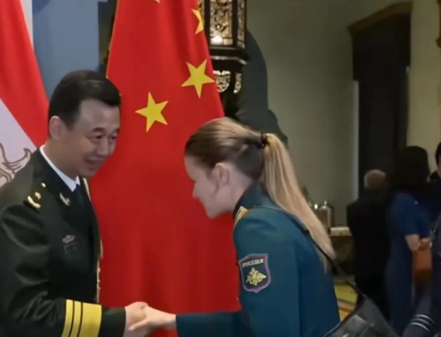 新任埃及国防武官是他，再次露面已是将星闪烁：500人到场庆祝，还收到外国女军官大