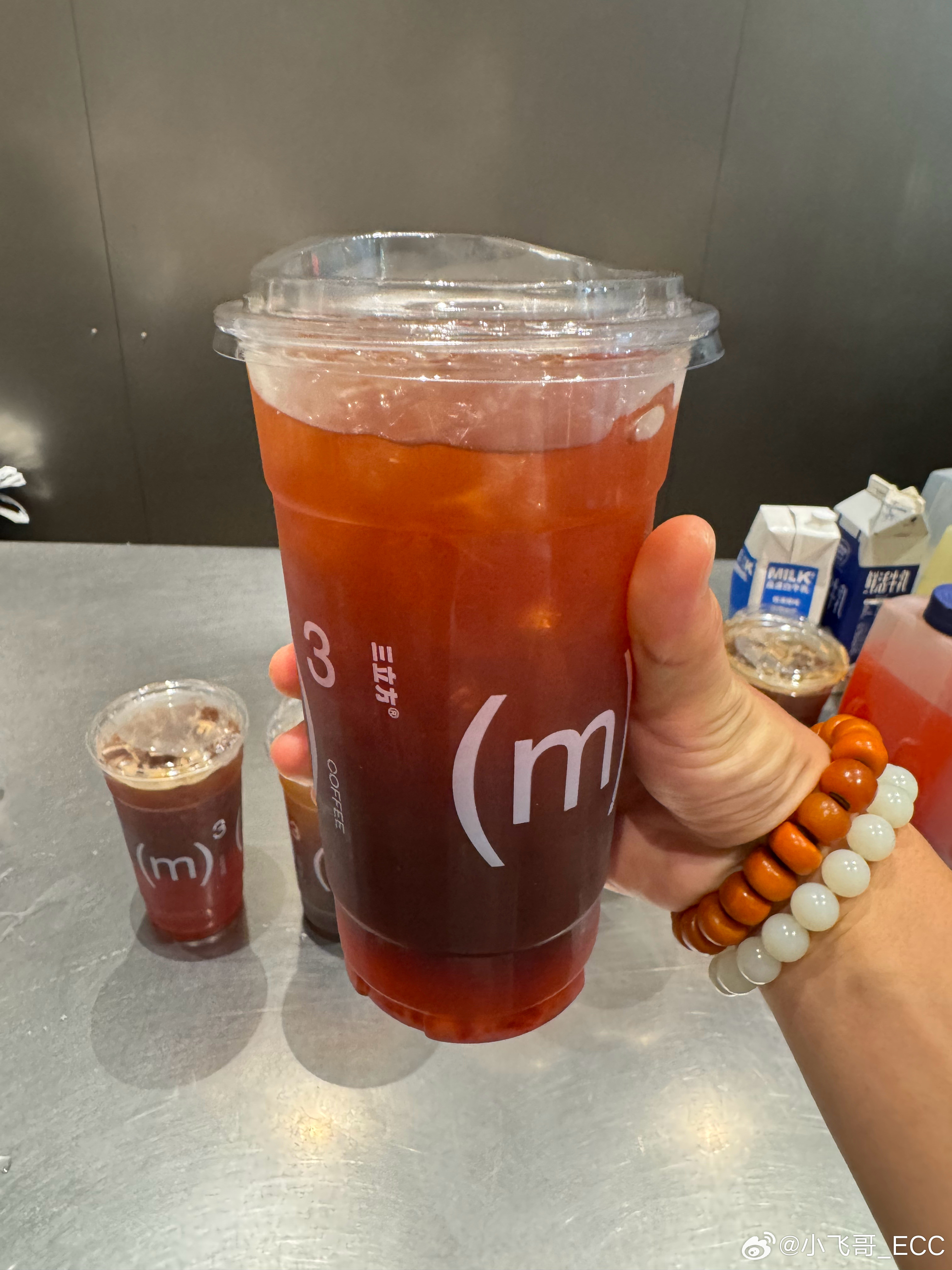 现在咖啡也是真的卷！买了一杯美式9.9，一升[捂脸哭]，性价比好高。我前两天心血来