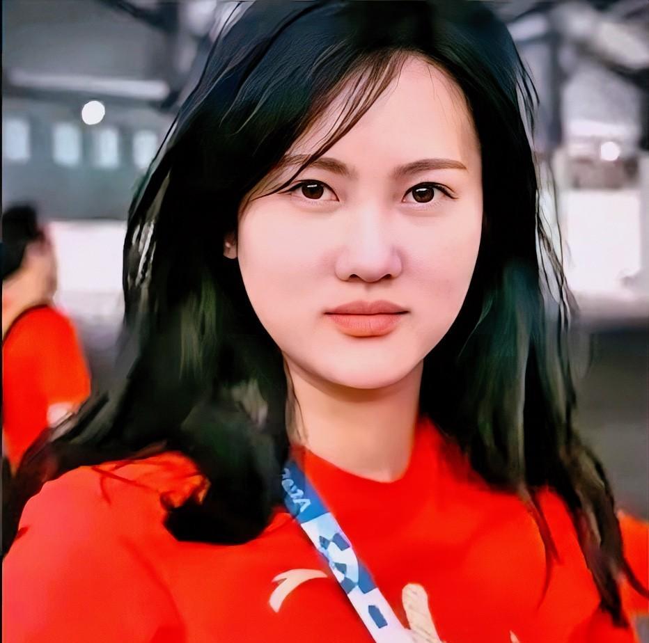 红衣美人笑，春光满面来。