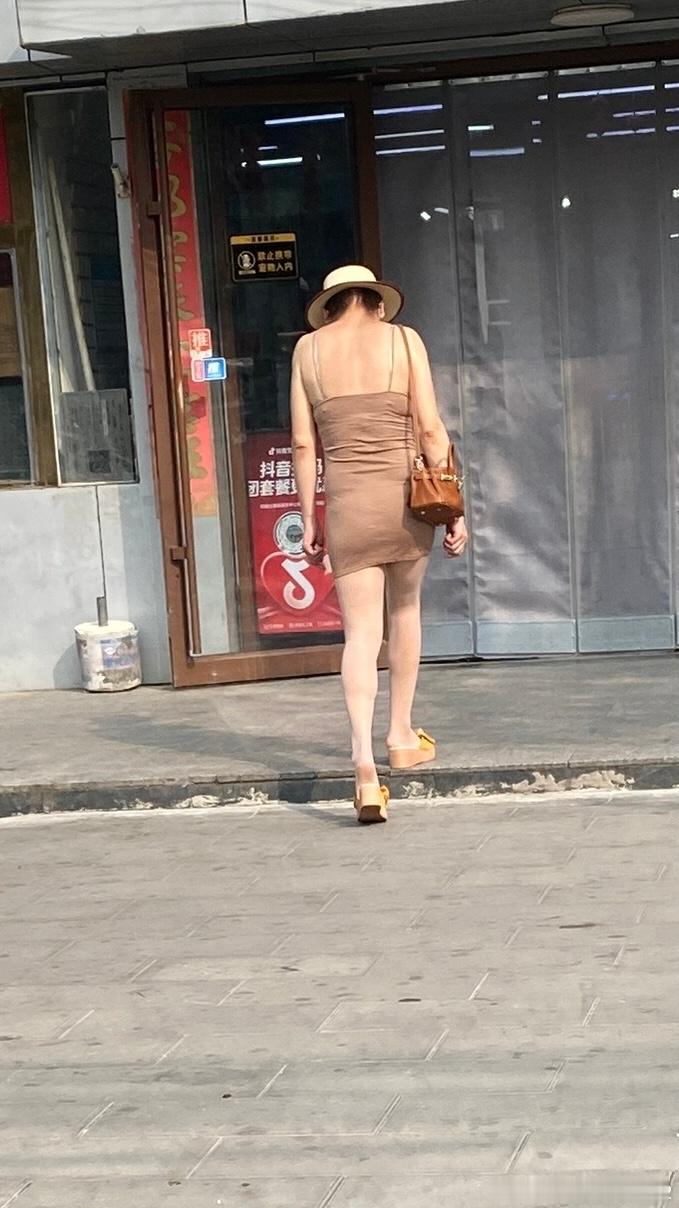 刚刚去买西瓜，看到我们这儿的“女装大佬”了……估计他是独自一人，如果有家人的话，