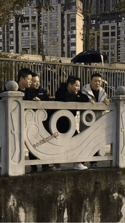 这就过分了，让自己的老婆慢慢的一个一个从这里过。