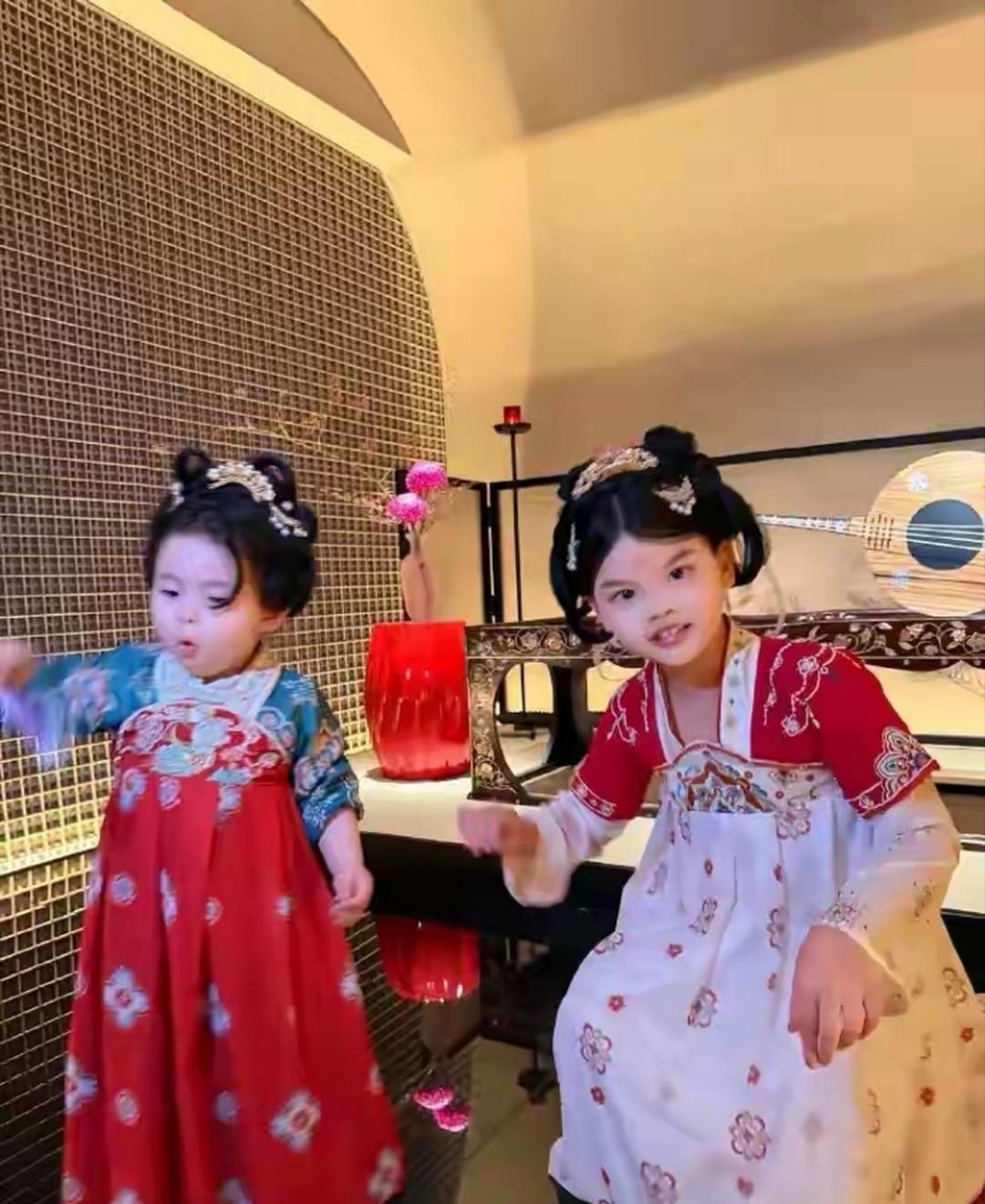 韩安冉为啥不给小猪妹也美个颜，光P自己和优米?照片里就她显得格格不入，好歹也一视同仁吧。​