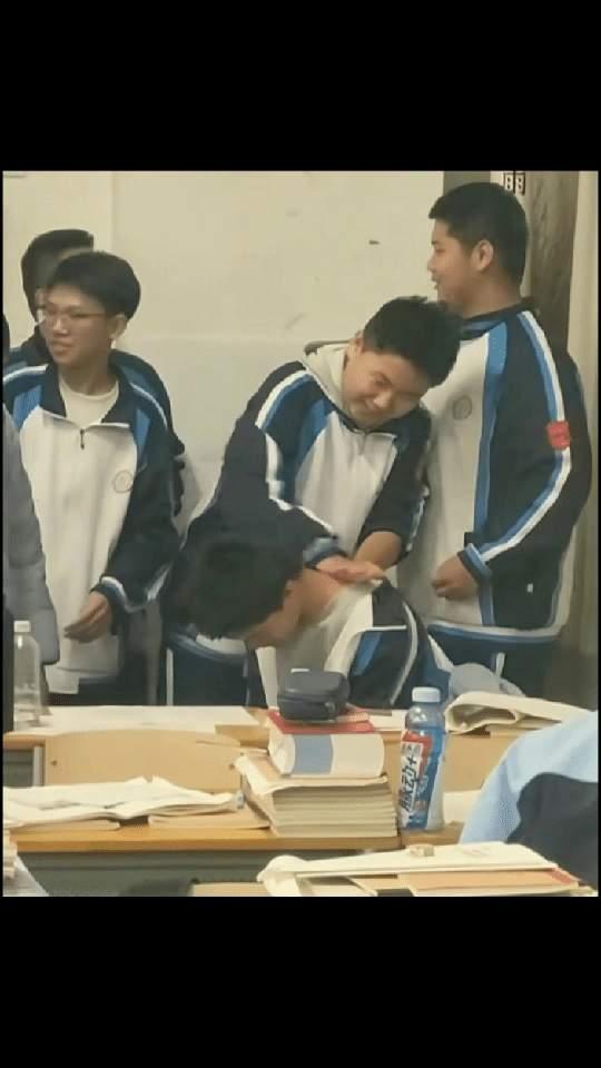 在山东的一间教室里，一个男生突然趴倒在课桌上，满脸通红，冷汗直冒。同桌一摸额头，