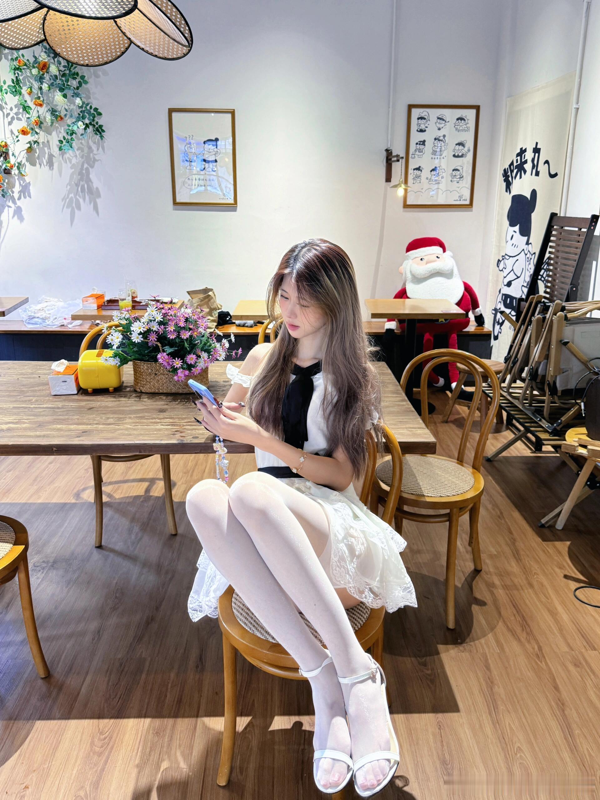 白色丝袜搭配一字带凉高，高挑少女的极致美～​​​