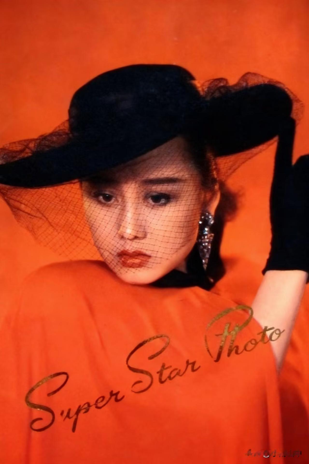 这套明信片的封面是利智，里面还有张琪、周洁。三位女演员都是上海姑娘，你喜欢谁呢？