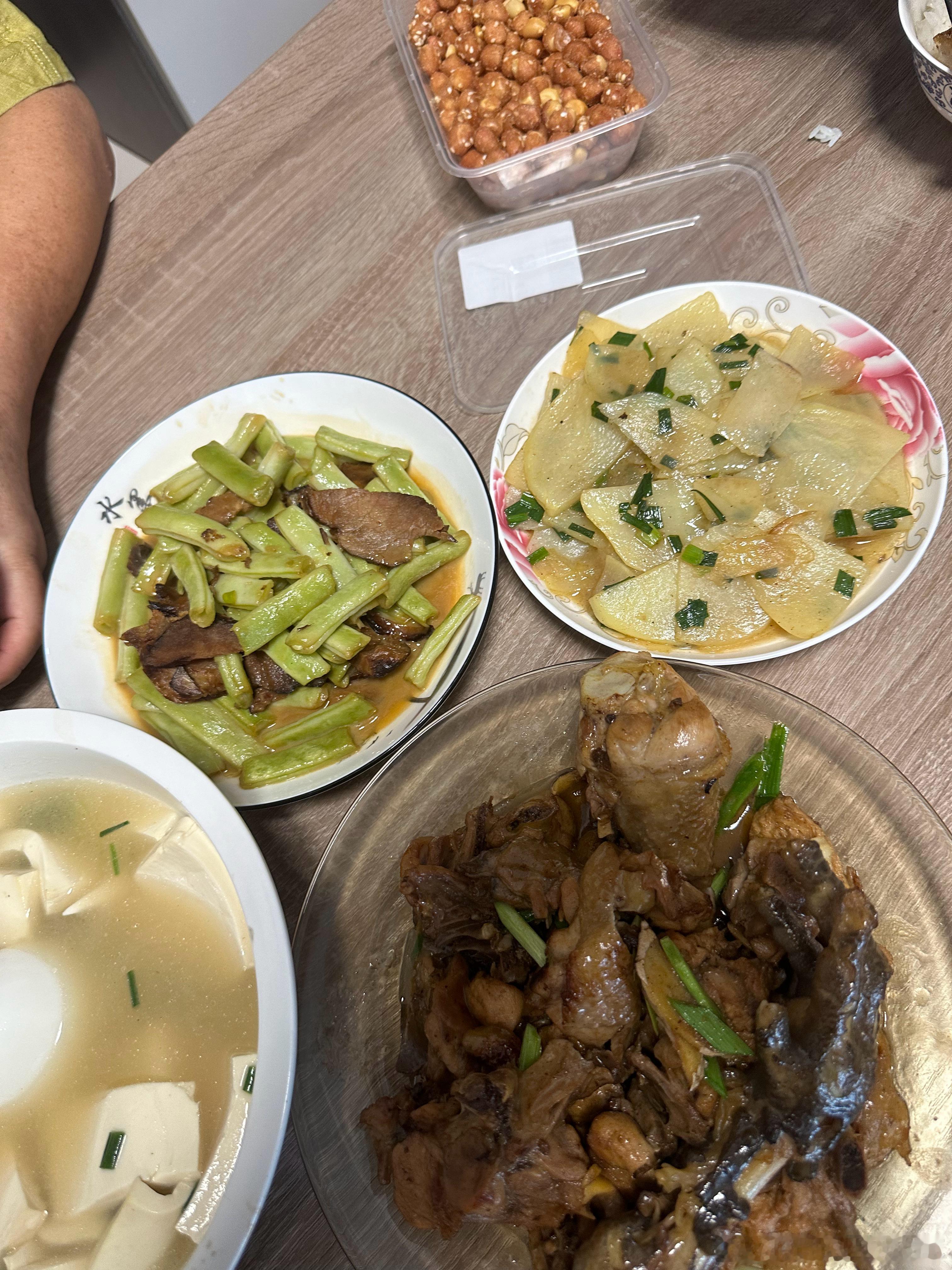 普通人的午餐🥣3.3元一只的鲍鱼和鸡完美融合[大笑]….饭后柚子解腻​​​