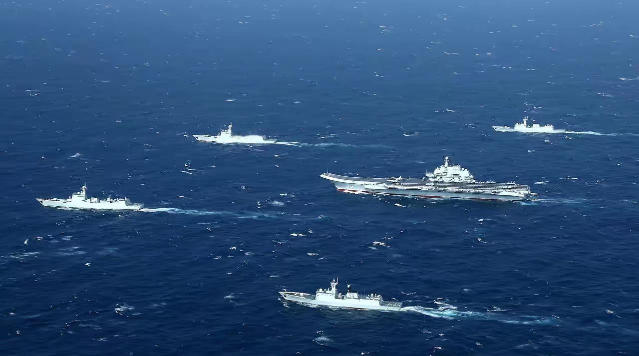 横穿七国演习区，实施反包围。055报了当年辽宁舰单刀赴会的仇以前咱们辽宁舰出