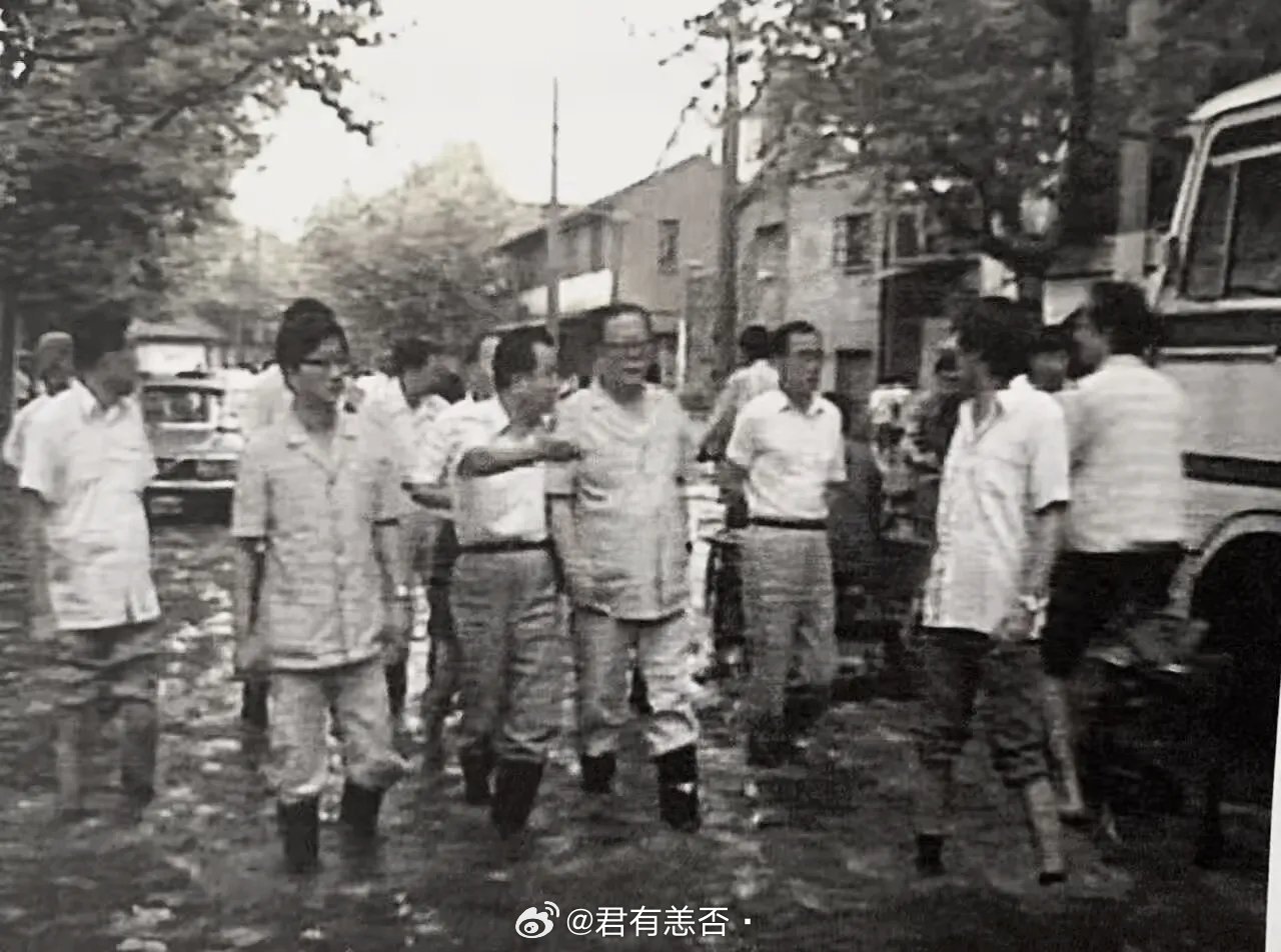 当年上海领导深入台风暴雨后的积水现场！黑白照片看了令人感动！