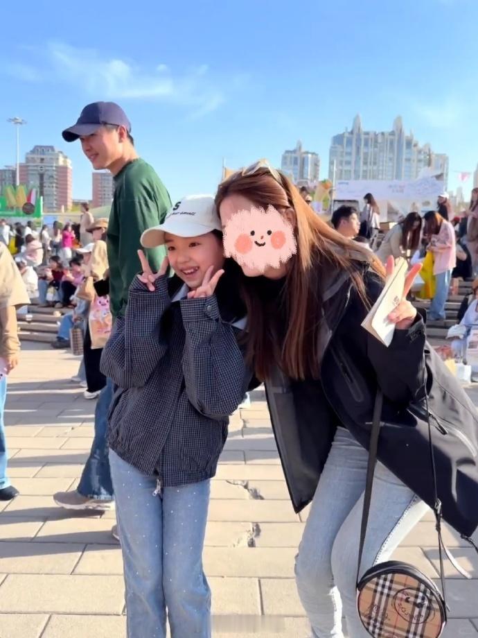 小酒窝和爸爸逛面包节网友偶遇小酒窝和爸爸逛面包节~