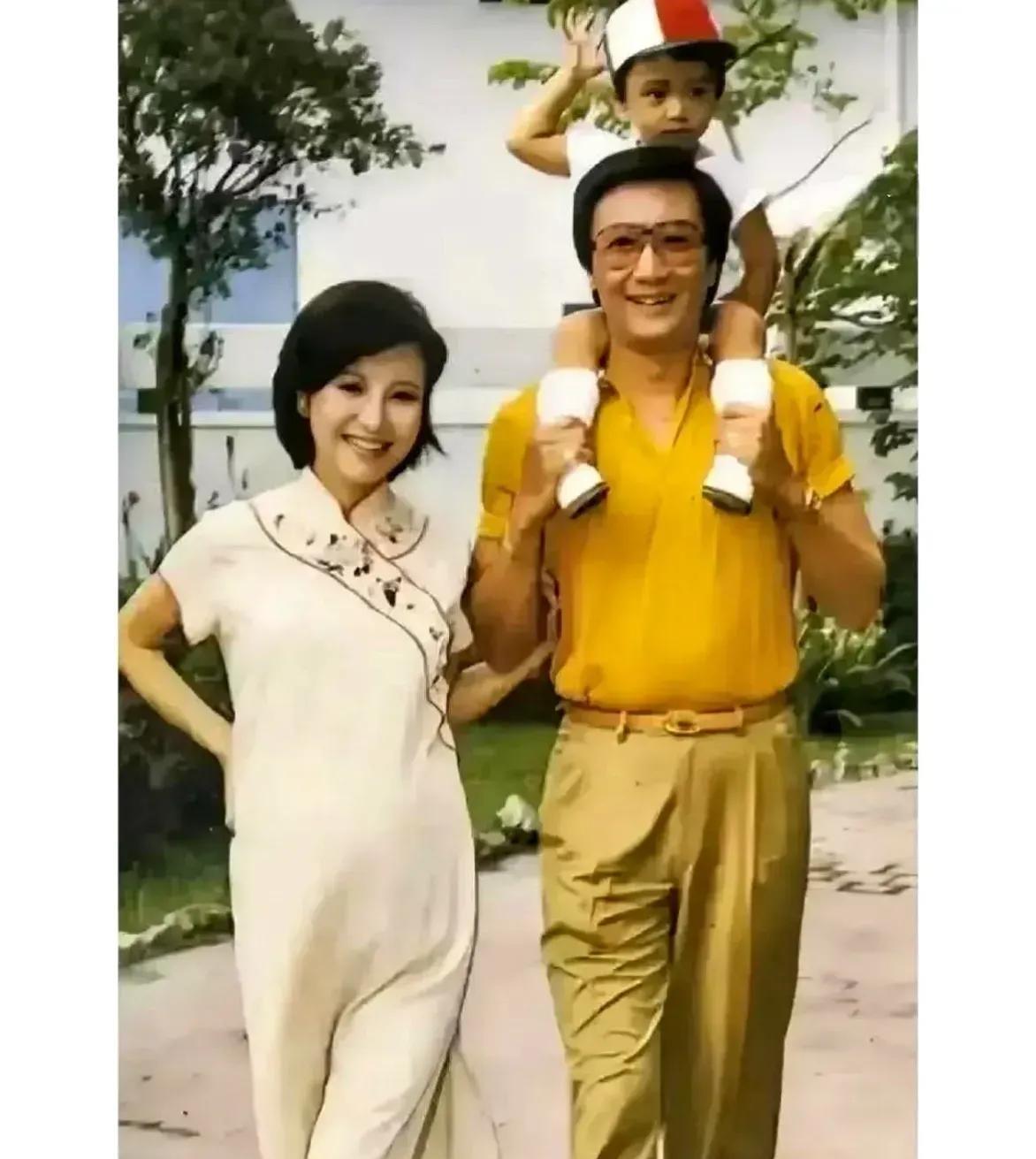 镜头中31岁的狄波拉明眸皓齿，笑靥如花，风情万种；45岁的谢贤气宇轩昂，男人就是