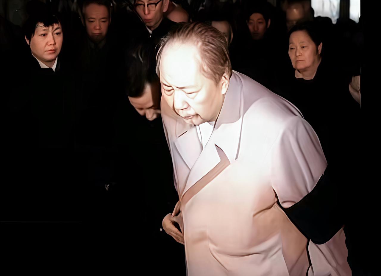 下图是毛泽东参加陈毅追悼会的视频截图，当时的毛泽东正在陈毅追悼会上鞠躬致哀。一开