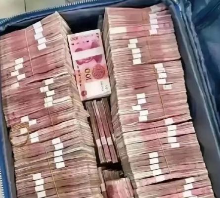 到底啥是洗钱？打个比方，你买彩票中了800万，依法扣掉20%的税，实际到手640