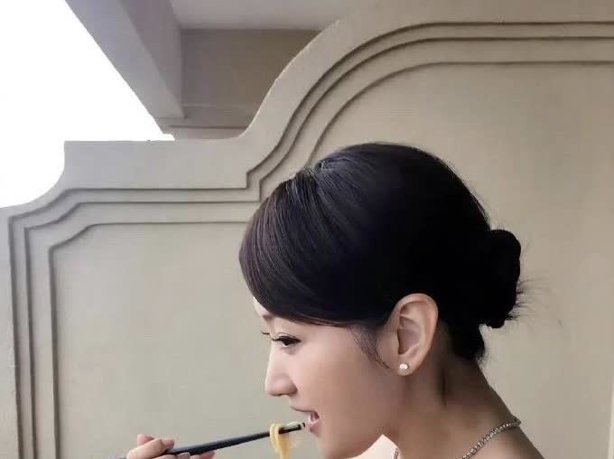 近日，“甜歌皇后”杨钰莹在别墅里吃江西炒粉的画面在网上热传。照片里，她身处温馨雅