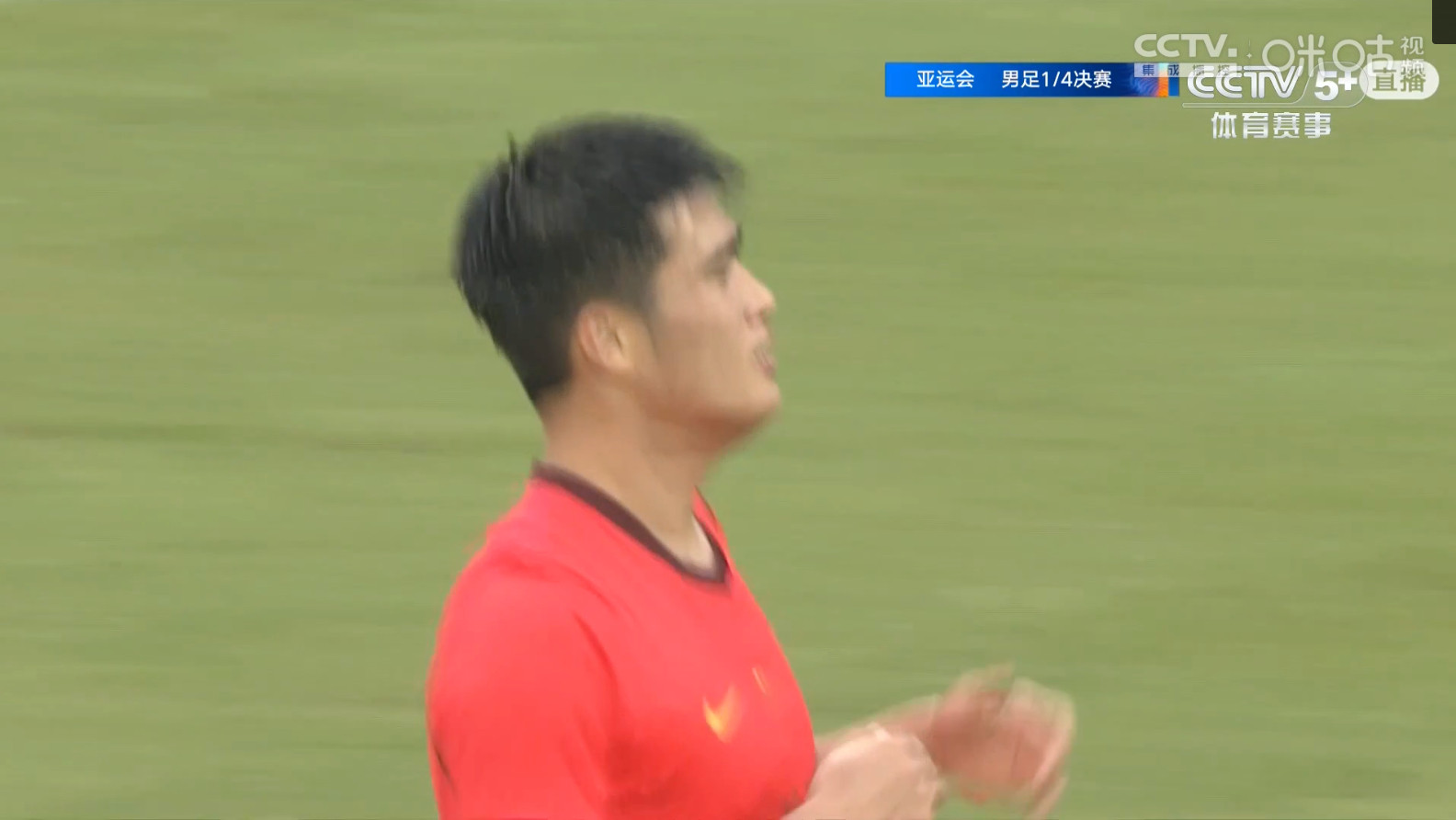 #U23国足领先泰国#​​​​吴曦任意球开出！！门将把球挡出！有个折射，球打在