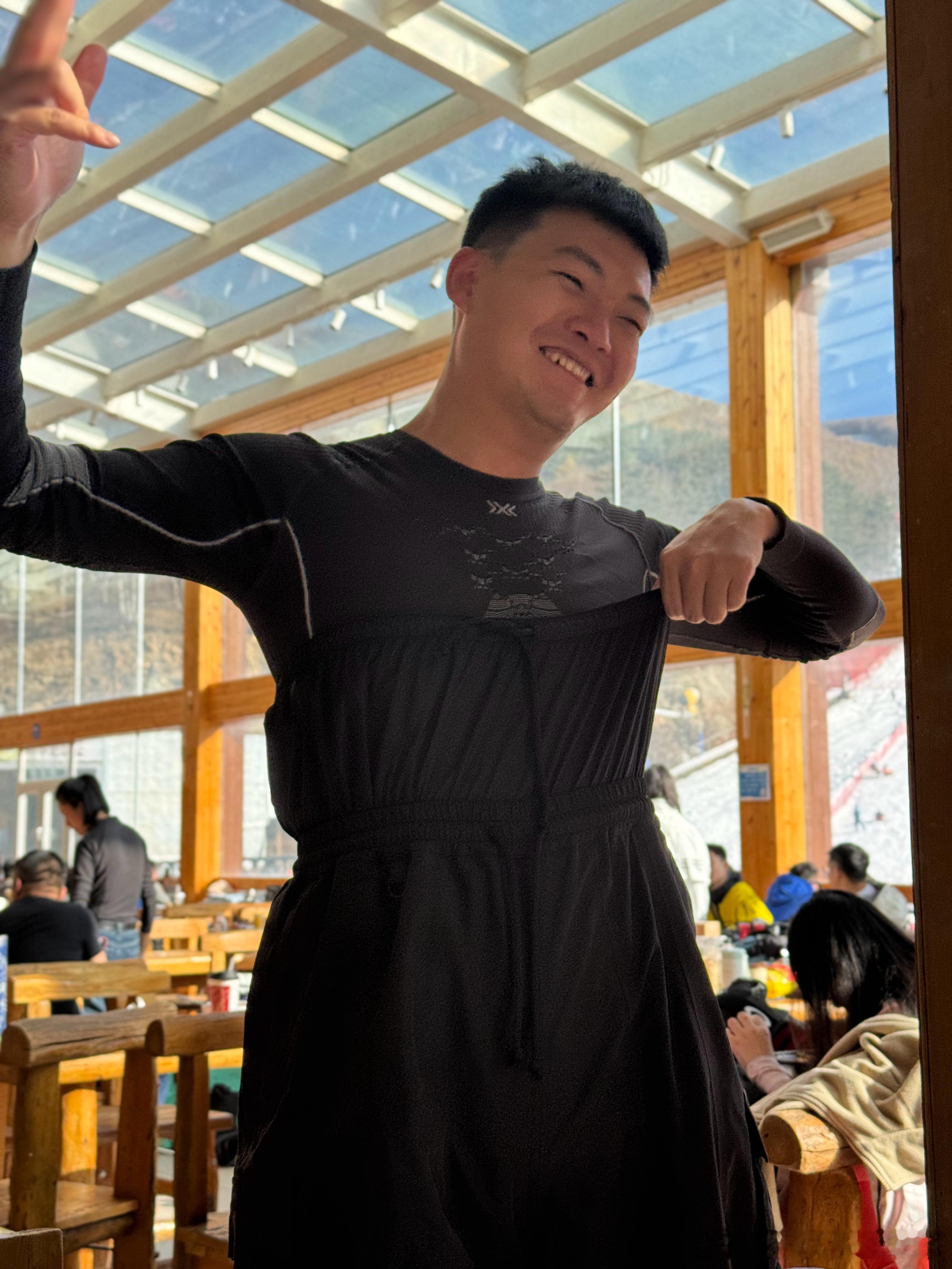我问我哥们儿为什么把裤腰提这么高他不语就一直冲着我和蔼地笑骚话连编​​​