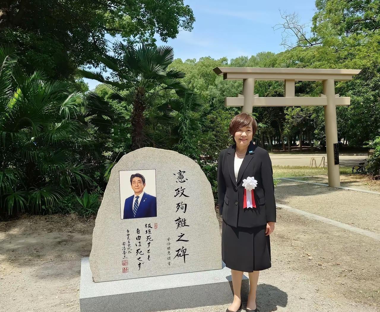 安倍昭惠又来丈夫扫墓了。1962年6月10日出生在日本东京昭惠，她出生在富豪之