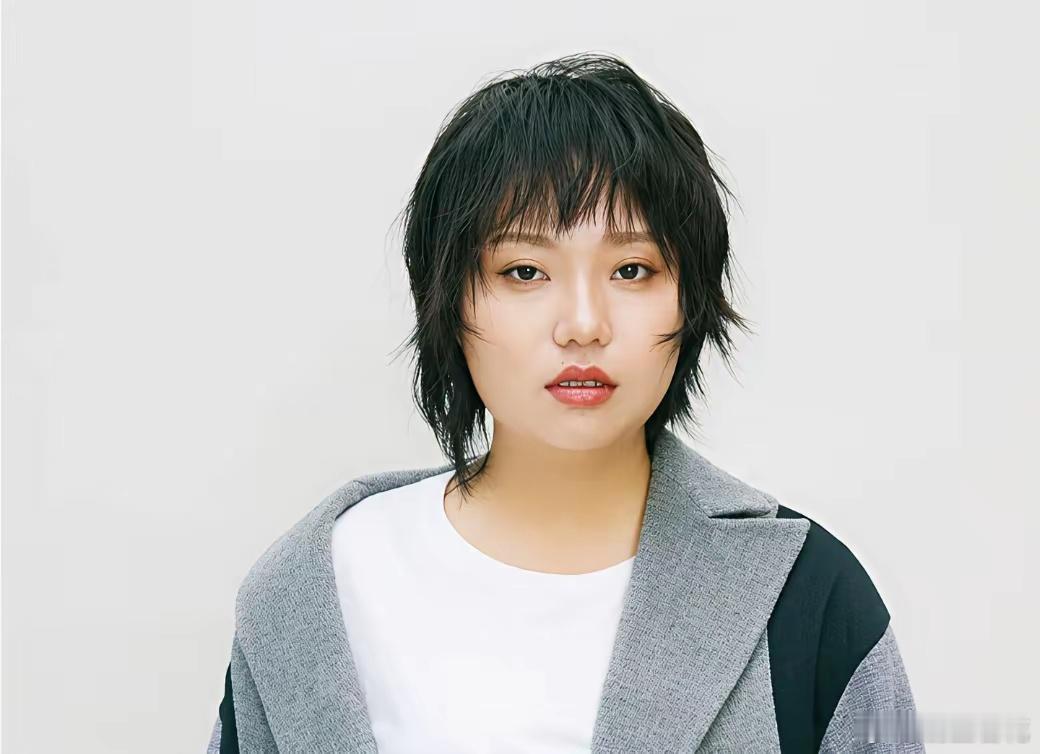 李雪琴一觉睡醒，收到2个消息一个是坏消息，另一个也是坏消息第一个坏消息是，她把妈