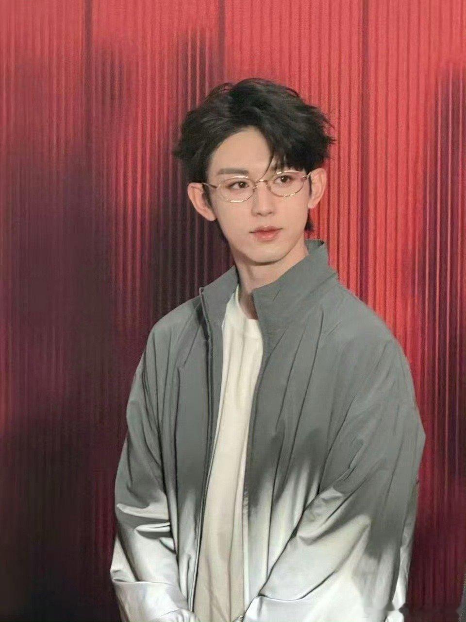 郭俊辰线下人气郭俊辰线下的金丝眼镜造型也太吸睛了！灰白穿搭干净又帅气，一出场就把