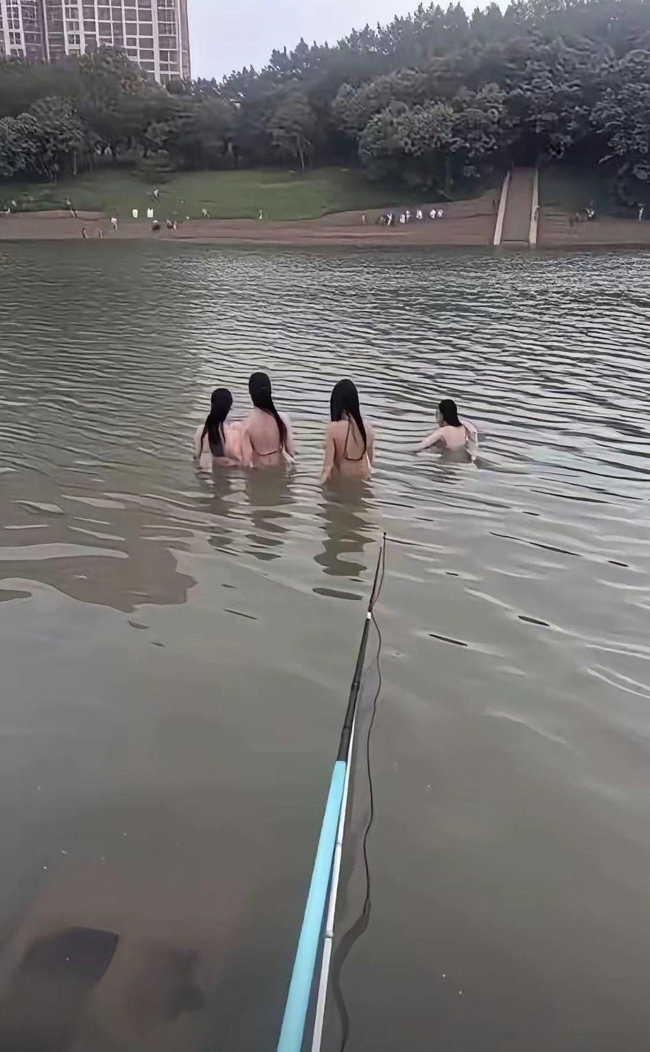 太讨厌了，好容易休息一天，出来钓个鱼也有这么多人打扰，赶也赶不走，骂也骂