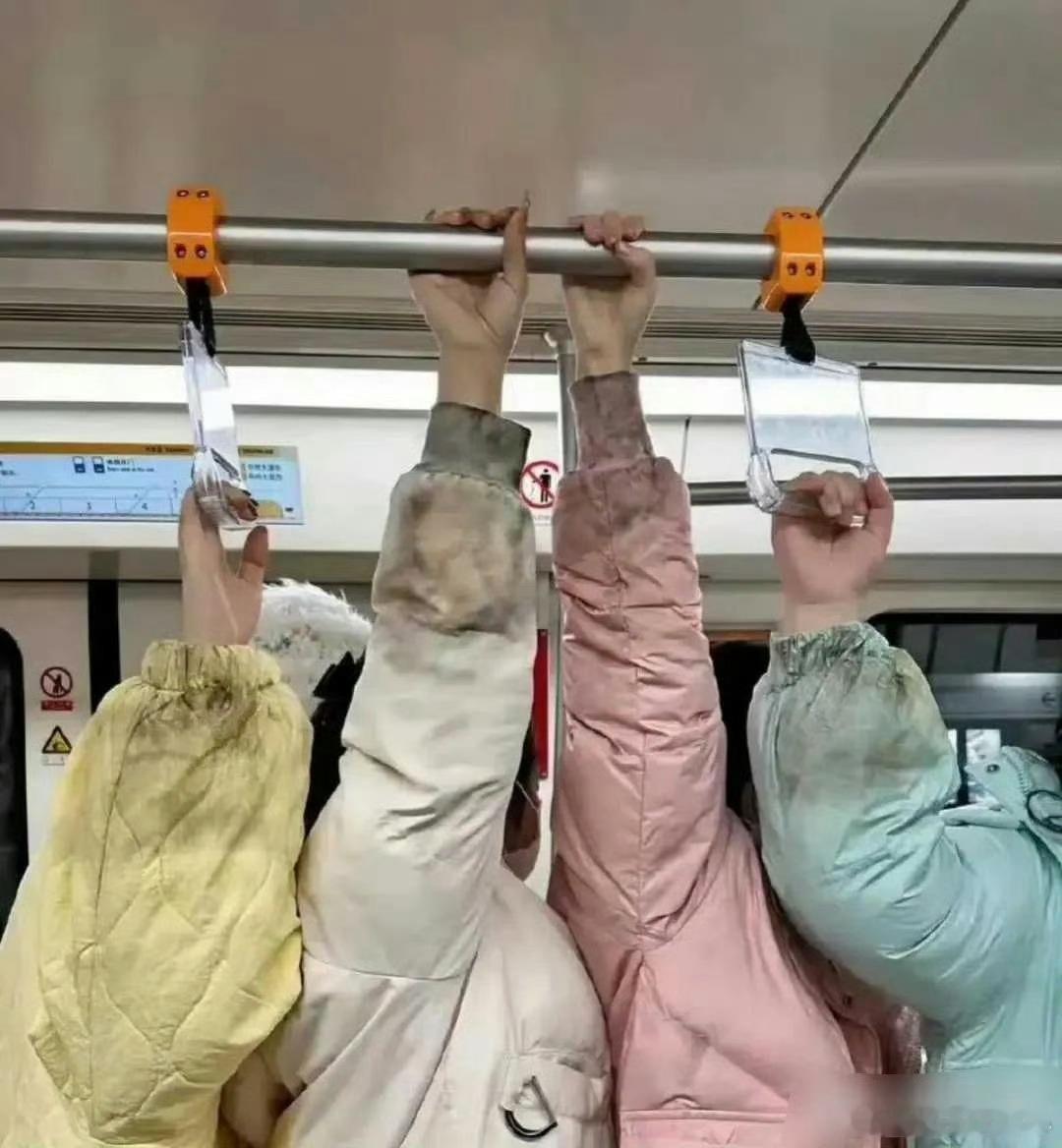 地铁上看到的，真不敢相信自己的眼睛，世上还有这么邋遢的女生。