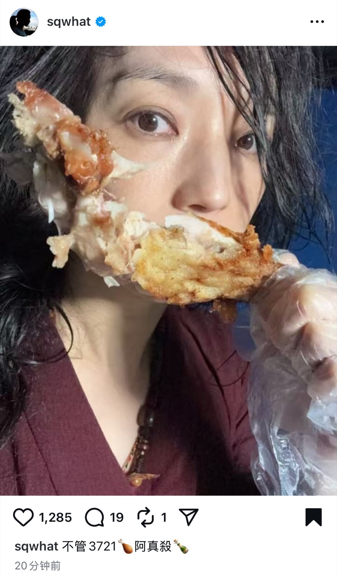 难得放肆吃鸡腿的舒淇🍗​​​