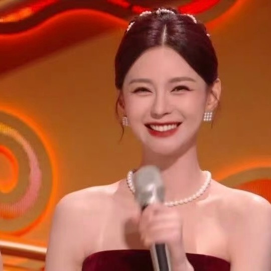 沈梦辰怎么瘦成这样小年夜舞台上的沈梦辰瘦得好明显，纤细又灵动，整个人轻盈又精致