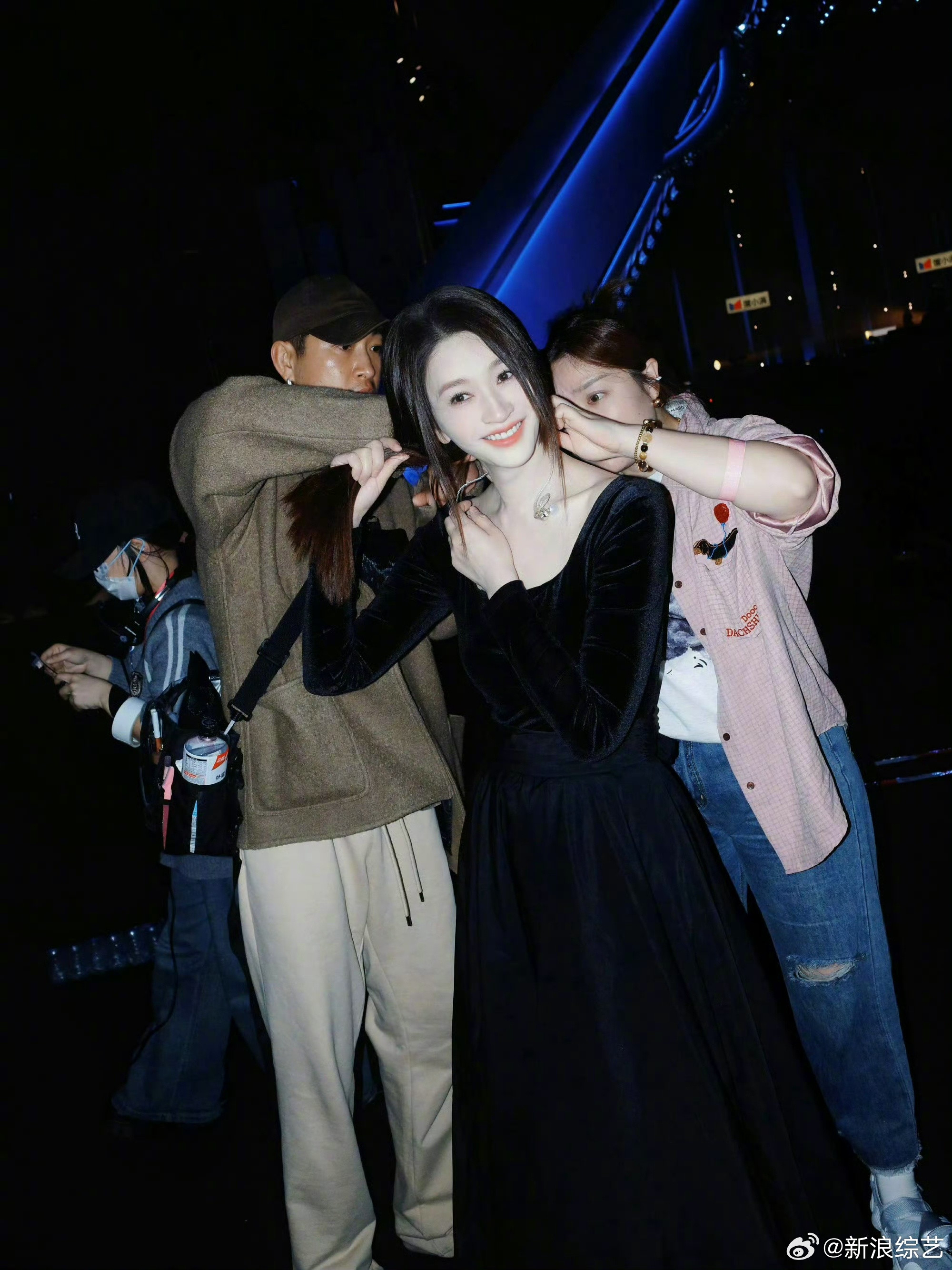 李小冉我P都不敢P这么白真的被这冷白皮狠狠震撼到了！乘风舞台上黑裙配雪肤的反差