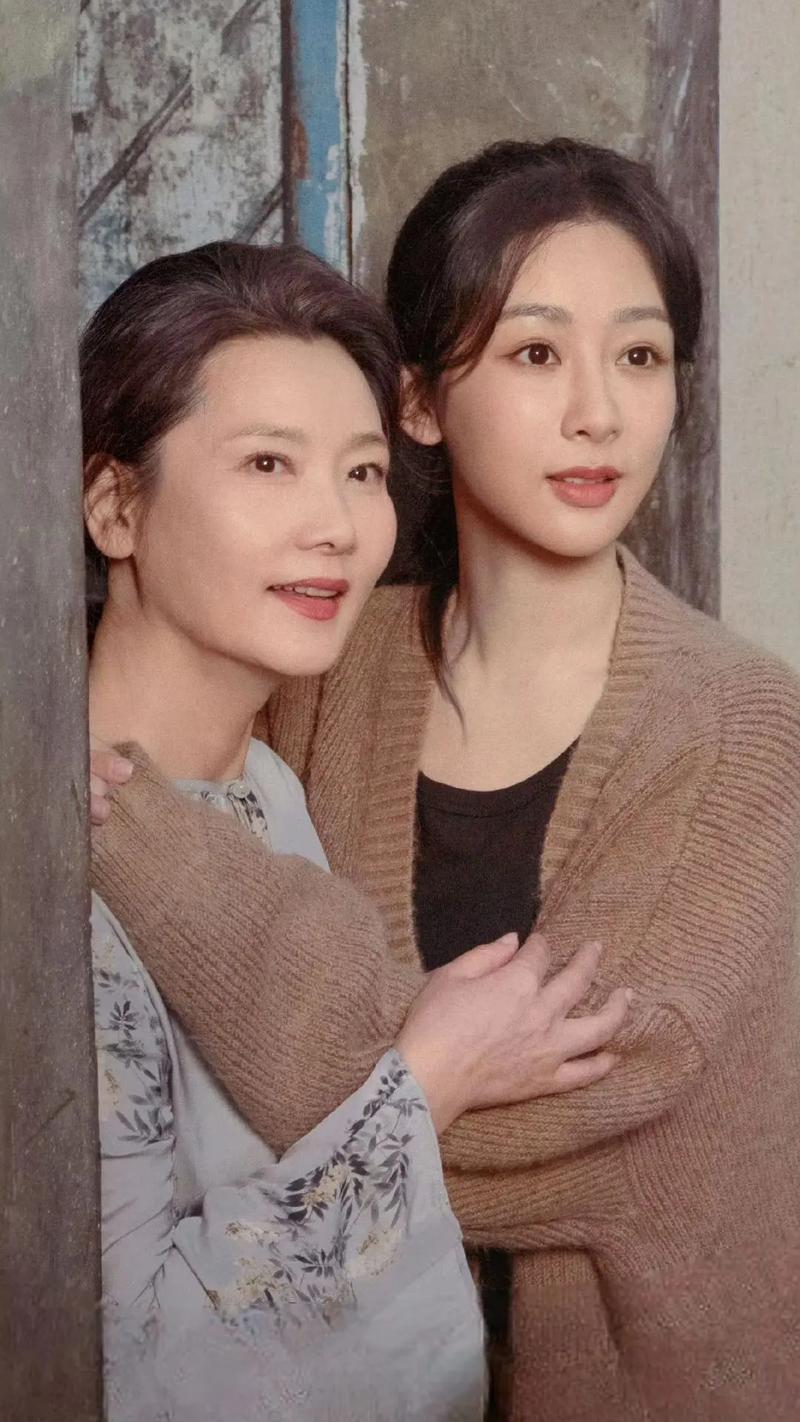 杨紫在新剧《生命树》发布会谈首次演妈妈，坦言初见12岁剧中女儿时手足无措，原想逗