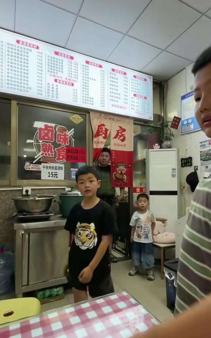 小孩哥真“勇”，1毛钱买了一碗酸辣粉，一碗牛肉面，还有两瓶牛奶！6月2日，浙江