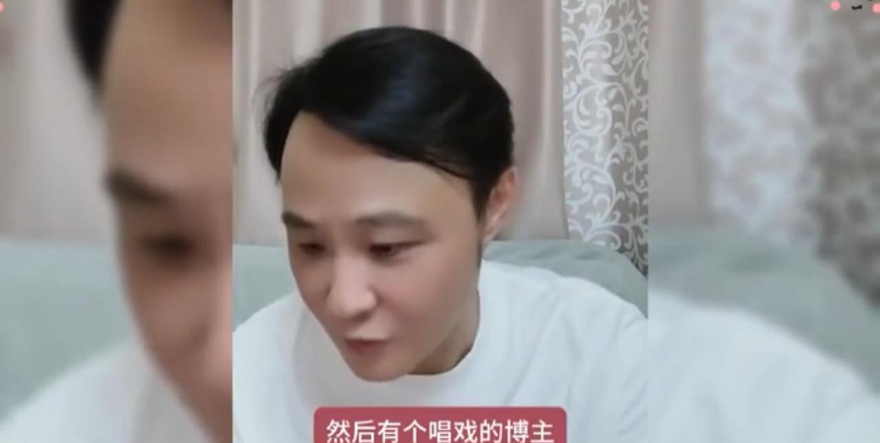闫云达怂了，面对京剧博士骂他，他都不敢回应。京剧博士孙佳良怒骂闫云达人品差，骂师