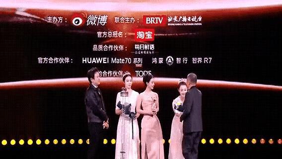 同样是微博Queen，赵丽颖的裙子被人捧，杨幂的裙子被人踢。曹国伟抬脚，一