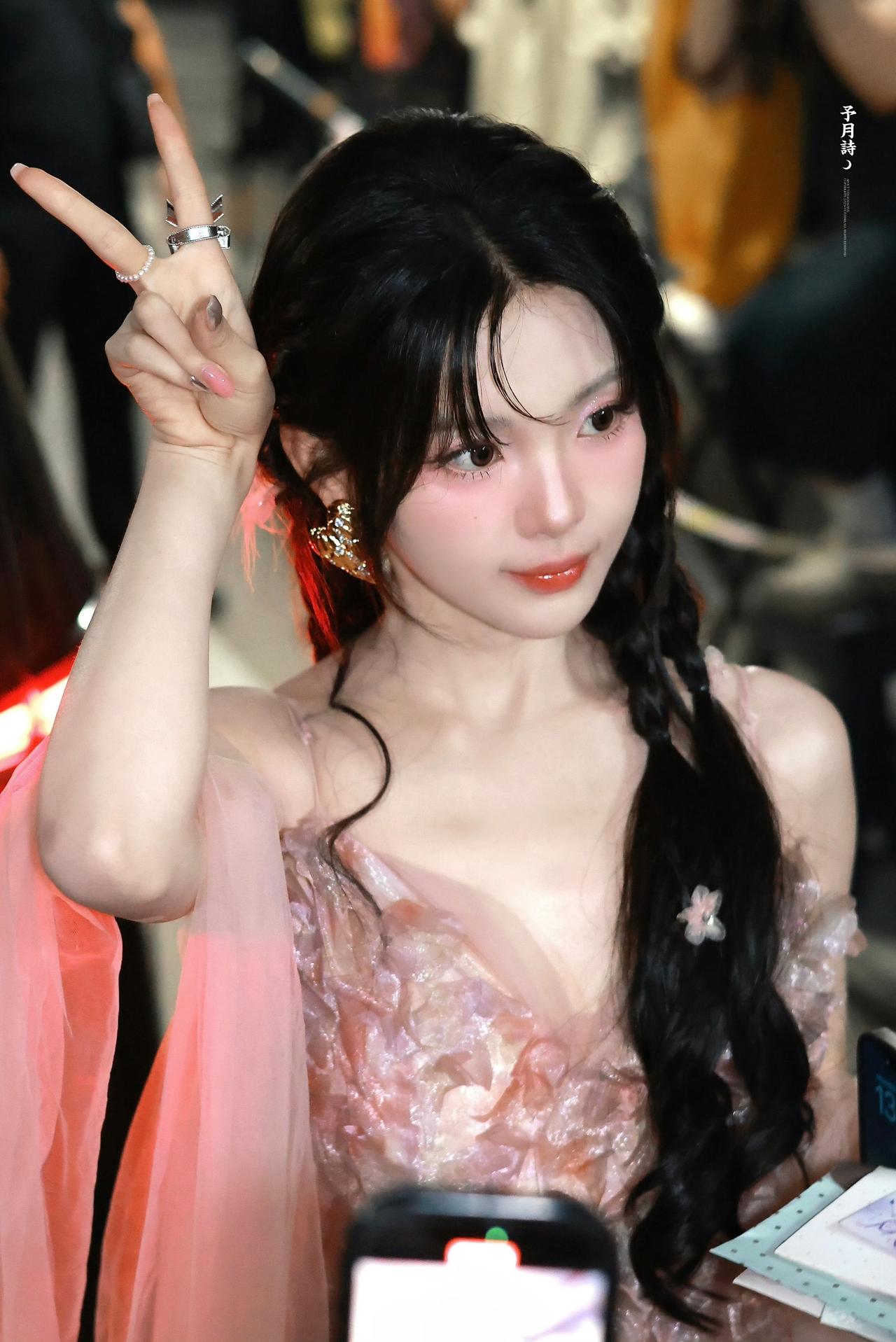 杨超越线下饭拍太惊艳，粉系甜妆，灵动又娇柔的花系公主