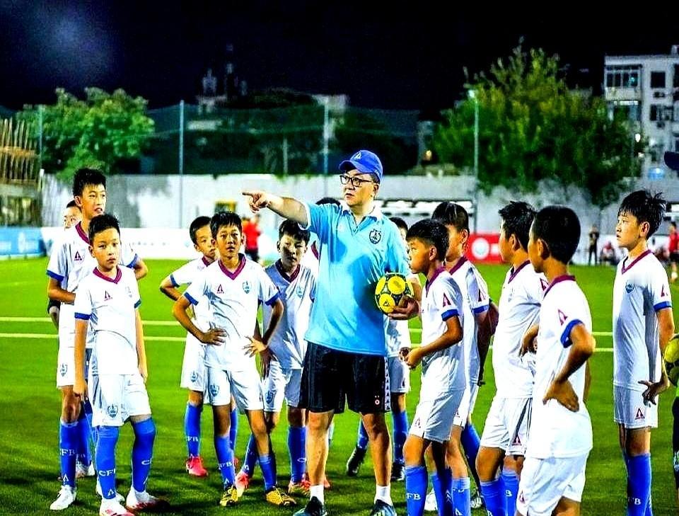 刚刷到一个消息，给我干精神了。一个16岁的中国小伙，邝兆镭，直接跟西班牙球队