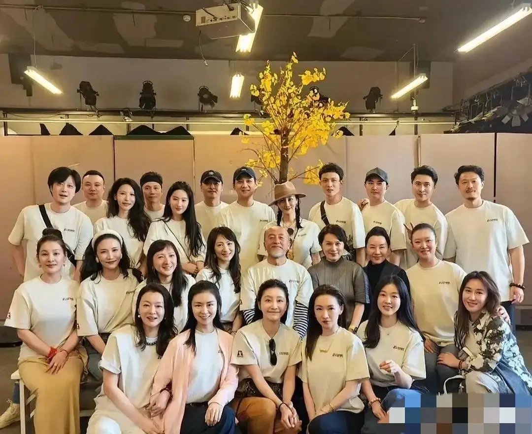 刘亦菲同学大聚会，别人都老了，她还那么年轻，跟吃了防腐剂似的
